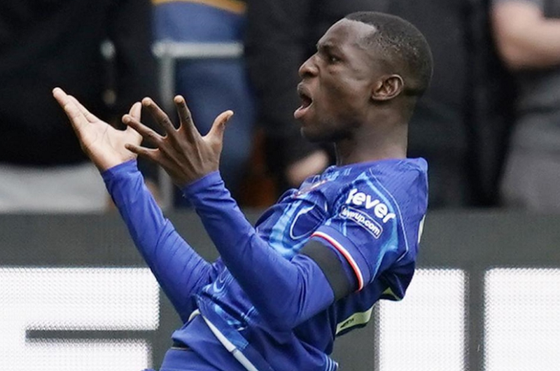 Caicedo xúc động tiễn Nicolas Jackson rời Chelsea sang Bayern Munich